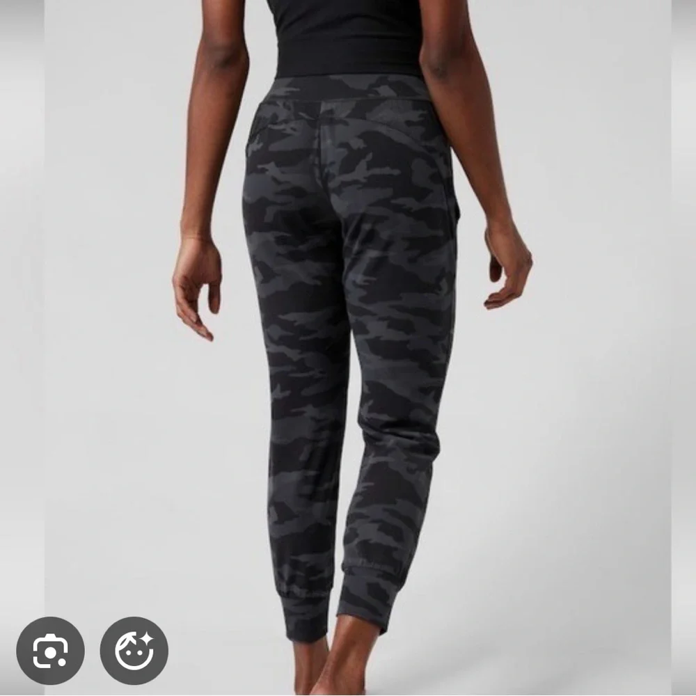 Athleta salutation grey camo high waisted joggers NWOT SZ M - Picture 2 of 6
